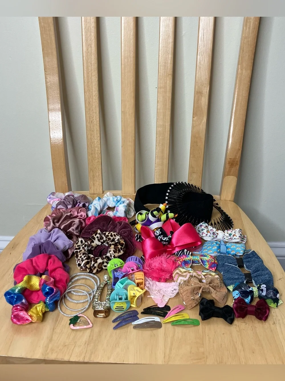 Huge bundle of girls hair bows and clips